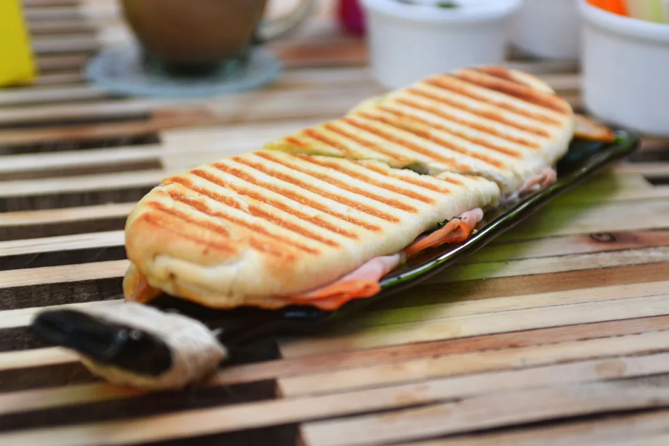 Exempelbild: En rostad panini med grillmärken på en mörk tallrik