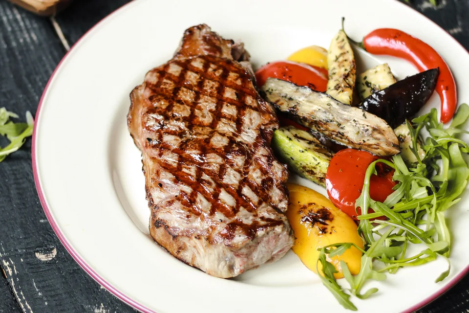 Exempelbild: Grillad biff serverad med grönsaker