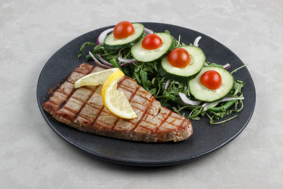 BookNoFees: Exempelbild: Grillad tonfiskbiff med sallad och citron