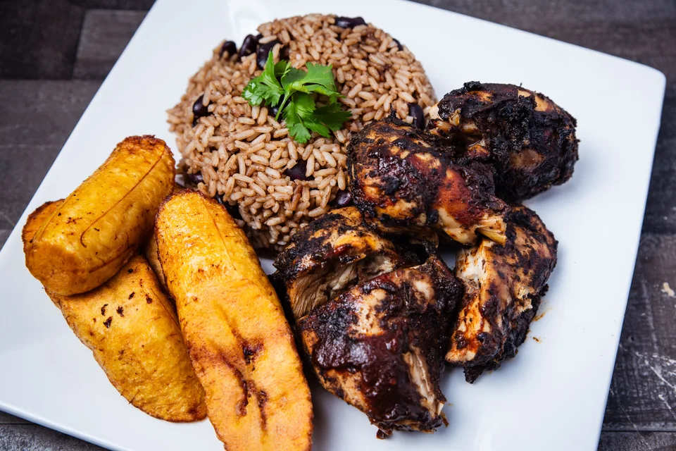 BookNoFees: Exempelbild: Jerk-kyckling med ris och stekt plantain