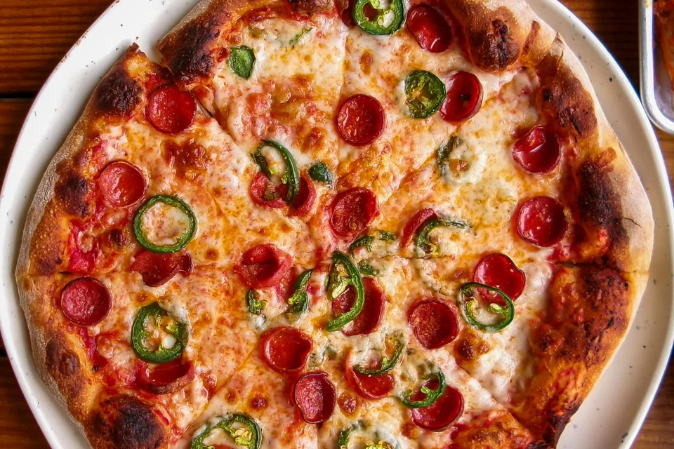 BookNoFees: Exempelbild: Pizza med pepperoni och grön paprika