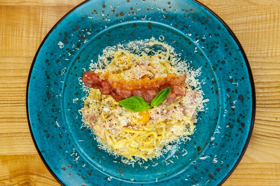 BookNoFees: Exempelbild: Spaghetti carbonara på en blå tallrik
