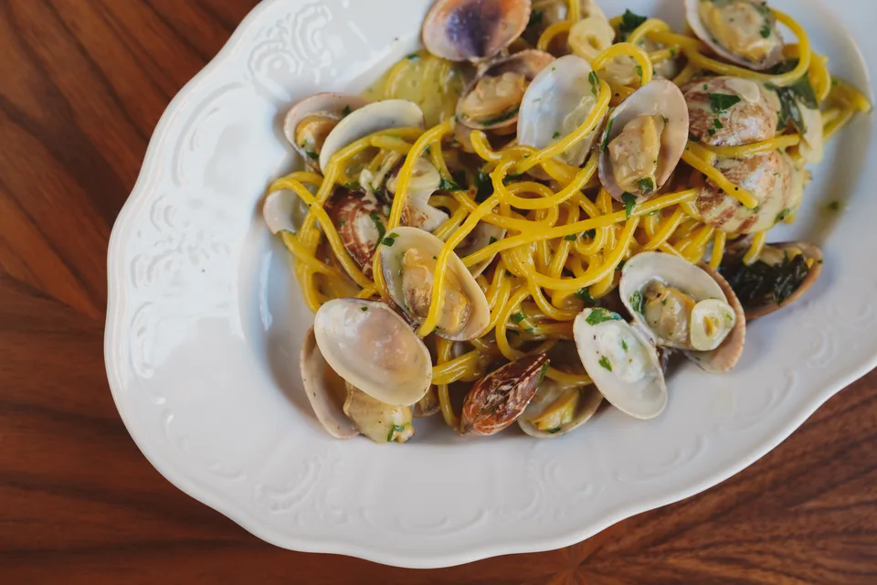 BookNoFees: Exempelbild: Spaghetti med musslor på en vit tallrik