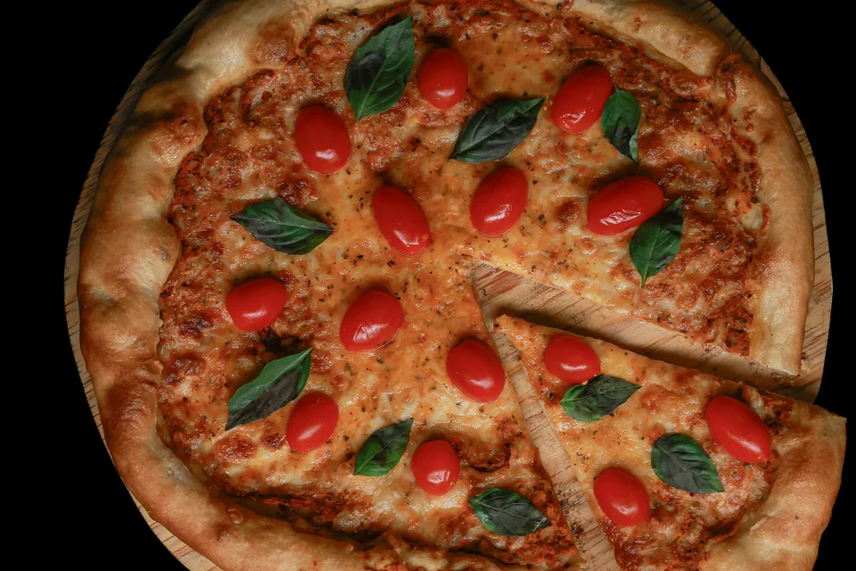 BookNoFees: Exempelbild: Pizza med tomat och basilika