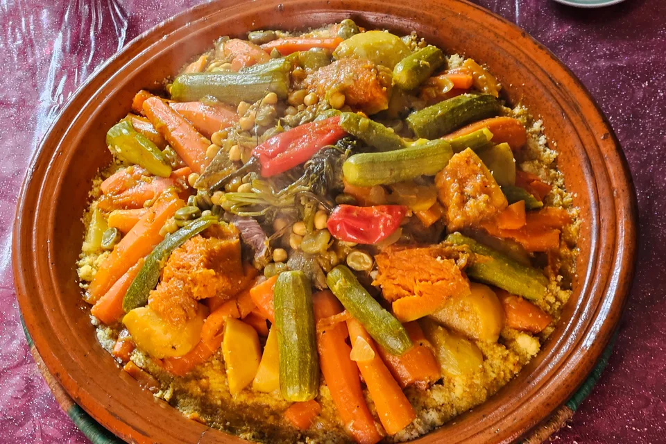 BookNoFees: Exempelbild: Färgglada grönsaker serverade i en tagine