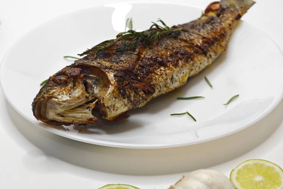 Exempelbild: Hela grillad fisk på en vit tallrik