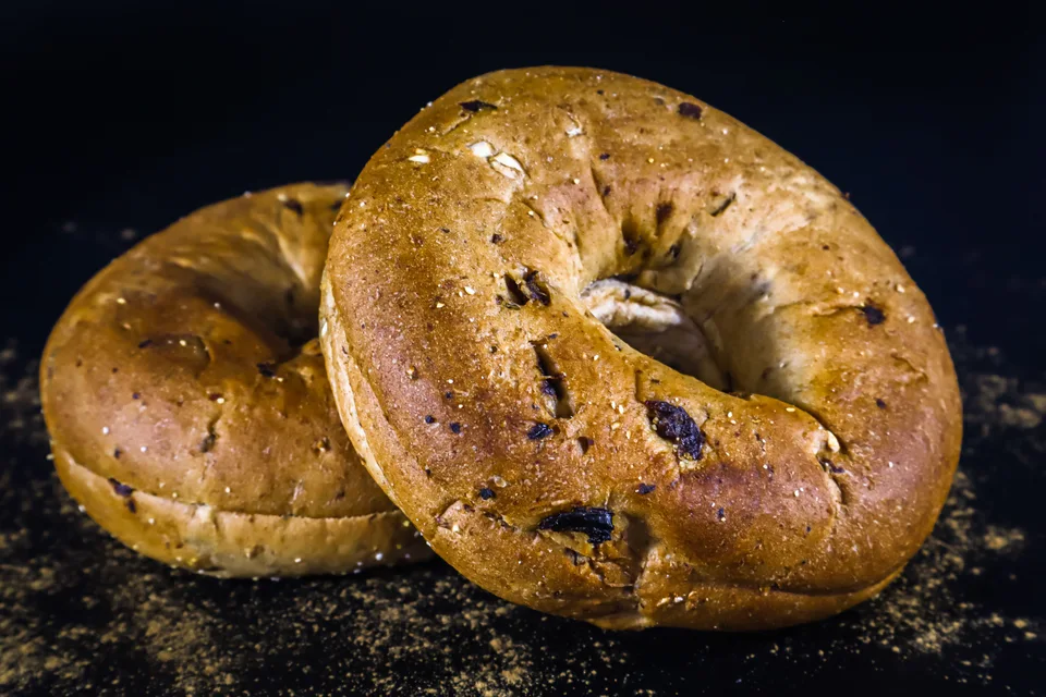BookNoFees: Exempelbild: Två guldbruna bagels på mörk bakgrund